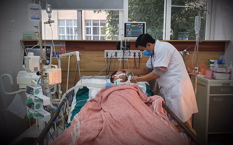 Bác sĩ khám cho bệnh nhân ngộ độc methanol.