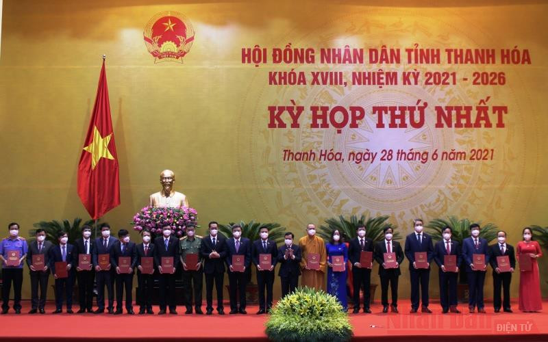 Trao Giấy chứng nhận cho các đại biểu Hội đồng nhân dân tỉnh Thanh Hóa khóa XVIII. Kiên Giang, Thanh Hóa bầu các chức danh chủ chốt cho nhiệm kỳ mới -0