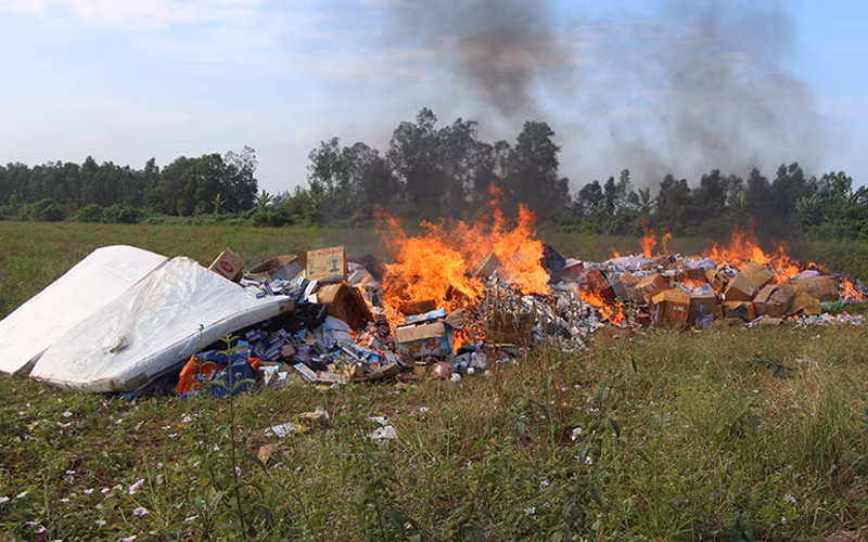 Hiện trường tiêu hủy hàng hóa bị tịch thu.