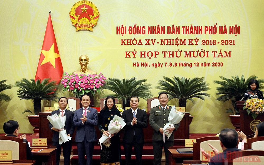 Chủ tịch UBND thành phố Chu Ngọc Anh và Chủ tịch HĐND thành phố Nguyễn Ngọc Tuấn tặng hoa chúc mừng các đồng chí được bầu bổ sung Ủy viên UBND thành phố. Nhanh chóng đưa nghị quyết của hội đồng nhân dân thành phố vào cuộc sống -0