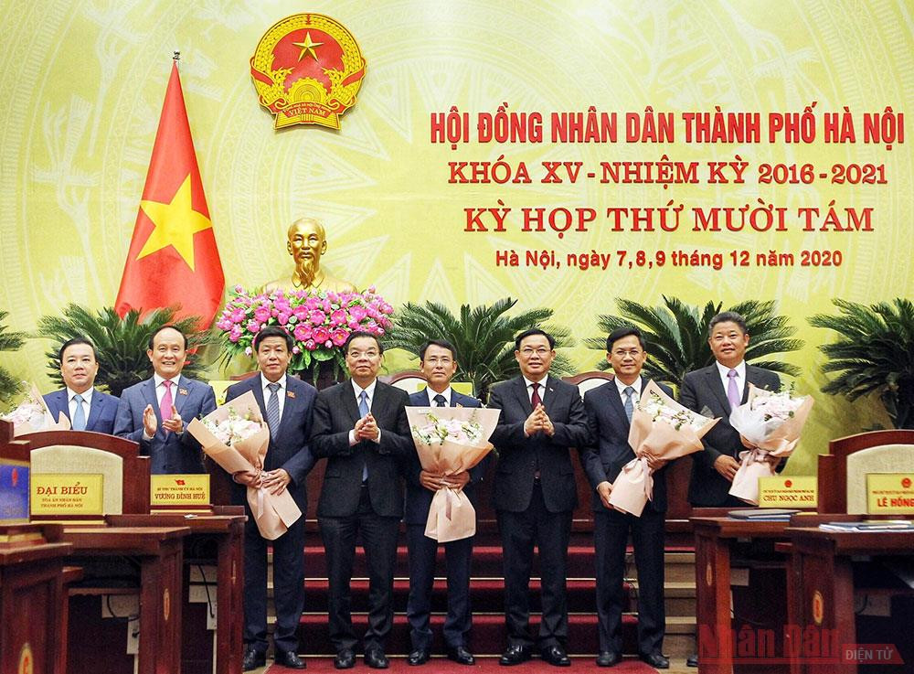 Bí thư Thành ủy Vương Đình Huệ và Chủ tịch UBND thành phố Chu Ngọc Anh tặng hoa chúc mừng các đồng chí Phó Chủ tịch UBND thành phố nhiệm kỳ 2016-2021. Nhanh chóng đưa nghị quyết của hội đồng nhân dân thành phố vào cuộc sống -0