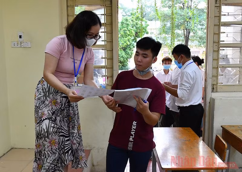 Cán bộ coi thi kiểm tra thông tin thí sinh tại Kỳ thi tốt nghiệp THPT 2020. ẢNh: THUỶ NGUYÊN