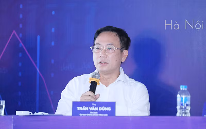 Chủ tịch Ủy ban Chứng khoán Nhà nước Trần Văn Dũng chia sẻ tại Tọa đàm “Nghẽn lệnh HoSE: Thực trạng và Giải pháp” tổ chức ngày 24-6. (Ảnh: Quang Phúc)