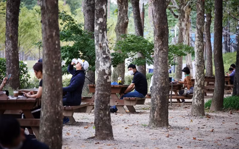 Người dân bảo đảm giữ khoảng cách an toàn khi tham quan 1 công viên tại thủ đô Seoul, ngày 27/9. (Ảnh: Reuters)