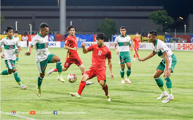 Công Phượng trong vòng vây của các cầu thủ Indonesia. (Ảnh: VFF)