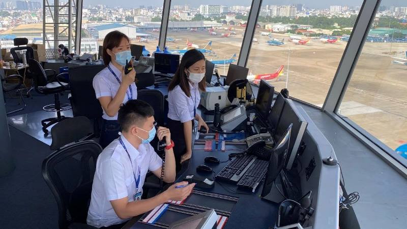 Kiểm soát viên không lưu trực điều hành bay tại Đài Kiểm soát không lưu Nội Bài. (Ảnh: Tổng công ty Quản lý bay Việt Nam cung cấp)