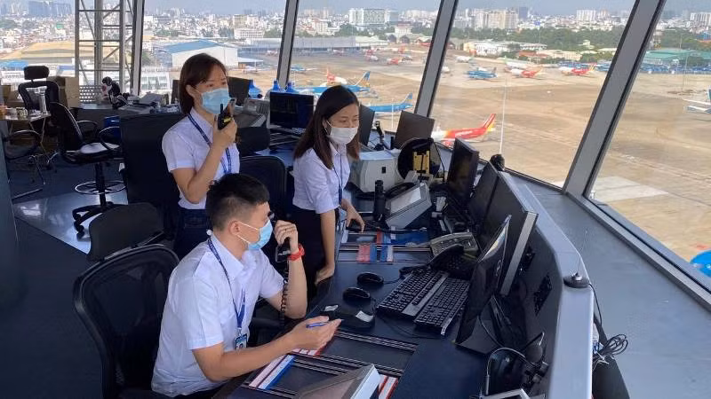 Kiểm soát viên không lưu trực điều hành bay tại Đài Kiểm soát không lưu Nội Bài. (Ảnh: Tổng công ty Quản lý bay Việt Nam cung cấp)