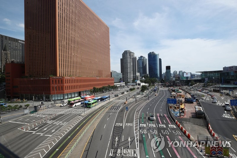 Các tuyến đường tại Seoul, Hàn Quốc vắng vẻ hơn. (Ảnh: Yonhap) Biến thể Delta hoành hành tại châu Á -0