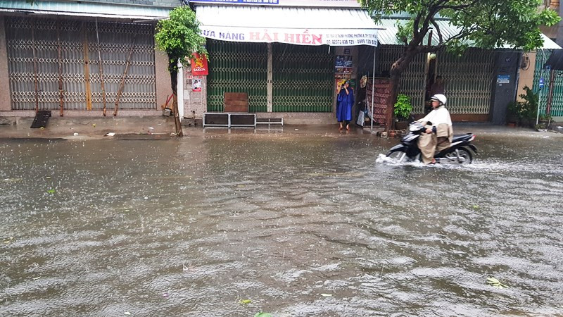 Một số tuyến đường giao thông nội thành TP Tuy Hòa ngập sâu. (Ảnh CTV) Bão số 12 đang đổ bộ vào Phú Yên -0