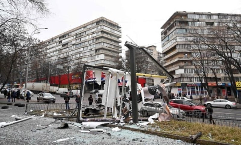 Một thiết bị quân sự rơi trên đường phố Kiev. (Nguồn: Reuters) Nga bác bỏ thông tin máy bay bị bắn hạ trên không phận Ukraine -0