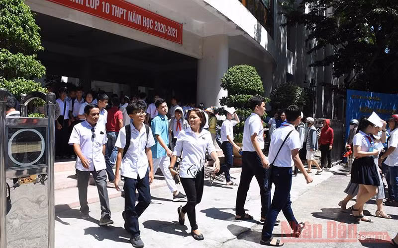 Học sinh Đà Nẵng kết thúc kỳ thi tuyển sinh vào lớp 10 trong nắng nóng gay gắt.