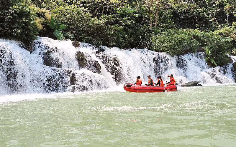 Chinh phục ngọn thác Lụa trên dòng sông Sêrêpôk huyền thoại của Tây Nguyên.