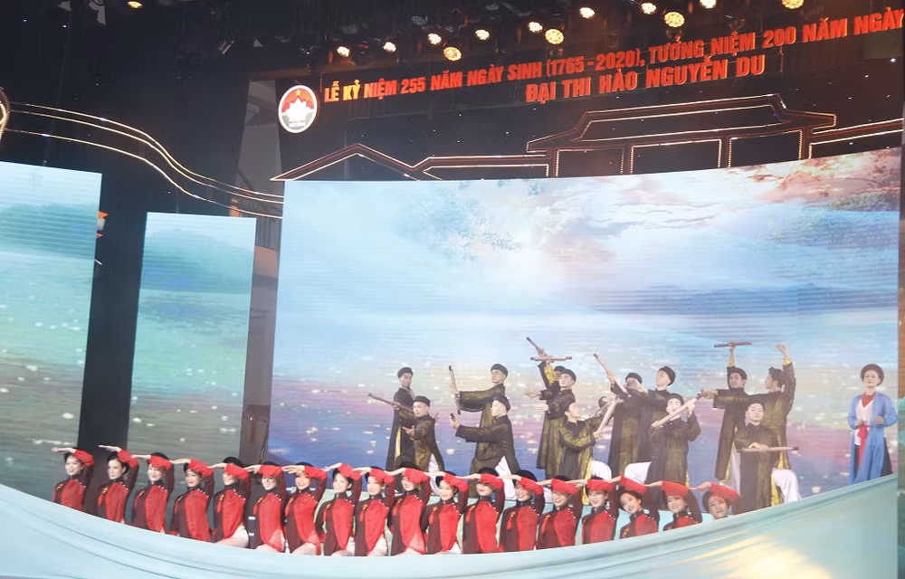 Tôn vinh và tưởng niệm Danh nhân văn hóa thế giới - Ðại thi hào dân tộc Nguyễn Du -0