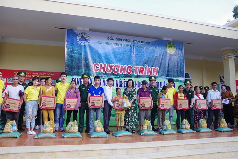 Tặng quà cho người nghèo xã biên giới Tam Quang. Tặng quà người nghèo, học sinh và tổ chức vui Tết Trung thu tại xã biên giới Tam Quang -0
