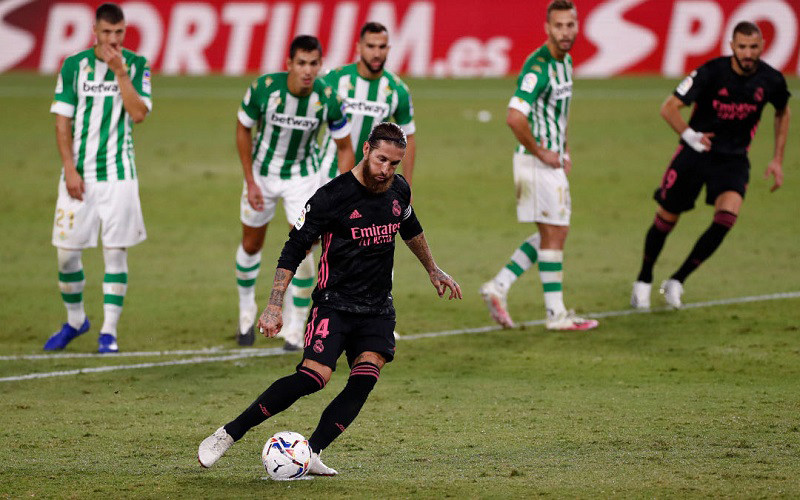 Ramos ghi bàn thắng quyết định trên chấm 11 m, đem về thắng lợi 3-2 cho Real. (Ảnh: Real Madrid) Nhờ VAR giúp sức, Real vất vả giành chiến thắng đầu tay -0