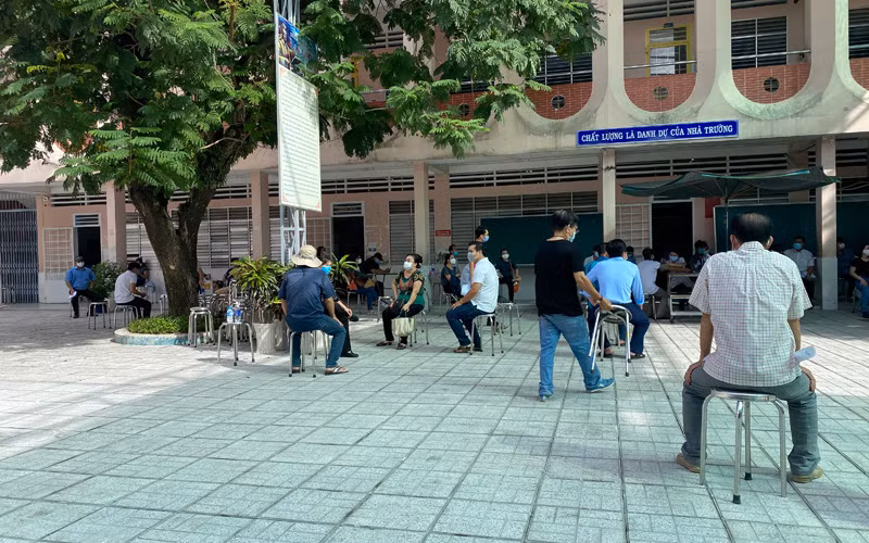 Người dân TP Long Xuyên tập trung chờ tiêm vaccine ngừa Covid-19.