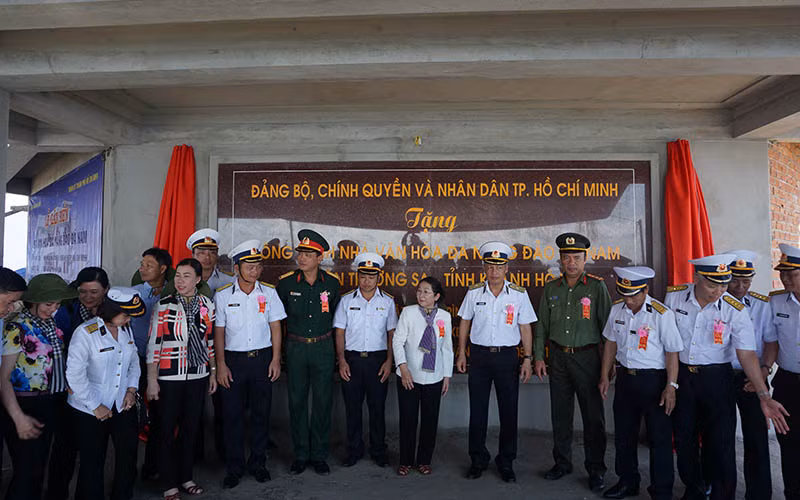 Đoàn đại biểu TP Hồ Chí Minh đến thăm và trao quà các chiến sĩ trên đảo Cô Lin thuộc quần đảo Trường Sa (Khánh Hòa).