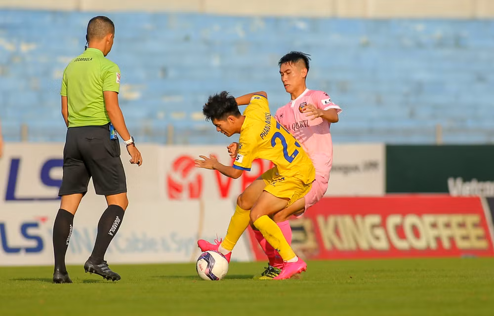 Bóng đá Việt Nam tiếp tục bị ngưng trệ. (Ảnh: VPF)