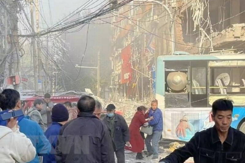 Vụ nổ khiến ít nhất 1 người thiệt mạng và 33 người bị thương. (Ảnh: Daily Star/TTXVN) Nổ khí ga ở Trung Quốc: Tòa nhà cao 7 tầng bị phá hủy, 1 người chết -0