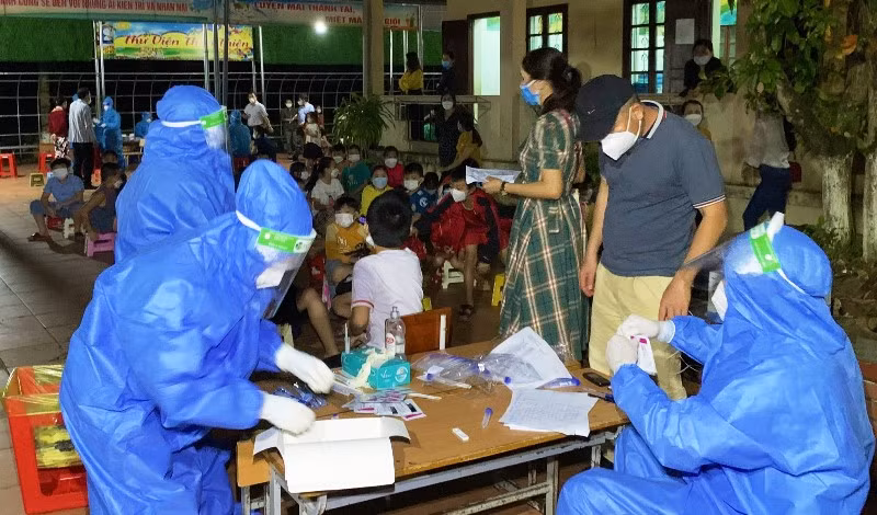 Trung tâm Y tế huyện Minh Hóa (Quảng Bình) xét nghiệm cho người dân thị trấn Quý Đạt trong đêm.