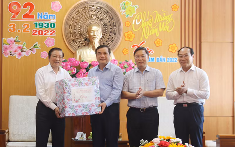 Đồng chí Phan Đình Trạc trao quà Tết tặng tỉnh Quảng Nam.