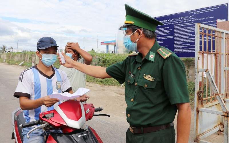 Lực lượng Biên phòng Đồn Biên phòng Hòa Hiệp Nam đang kiểm tra thân nhiệt lao động ra vào cảng. Tăng cường công tác phòng dịch tại các cảng cá Phú Yên -0