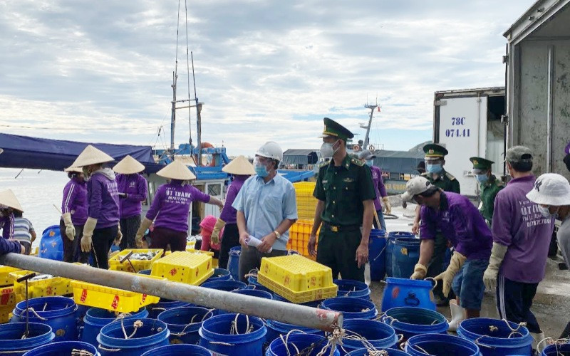 Tổ công tác phòng, chống dịch Covid-19 cảng cá Phú Lạc, thị xã Đông Hòa kiểm tra, hướng dẫn tàu thuyền và ngư dân thực hiện nghiêm các quy định.