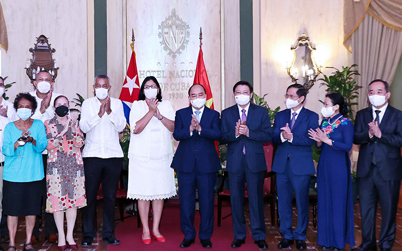 Chủ tịch nước Nguyễn Xuân Phúc với Phó Chủ tịch thứ nhất Viện Cuba hữu nghị với các dân tộc (ICAP) Noemi Rabaza Fernandez và các đại biểu. Ảnh: TTXVN Nâng tầm hợp tác tốt đẹp giữa Việt Nam và Cuba -0