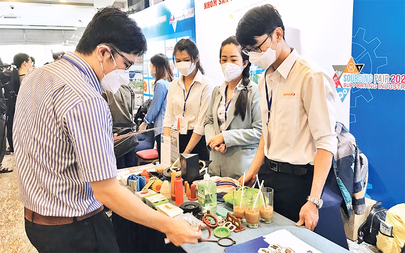 Ðại diện các doanh nghiệp tìm hiểu sản phẩm công nghiệp hỗ trợ tại hội nghị tìm kiếm nhà cung cấp công nghiệp hỗ trợ năm 2021. 