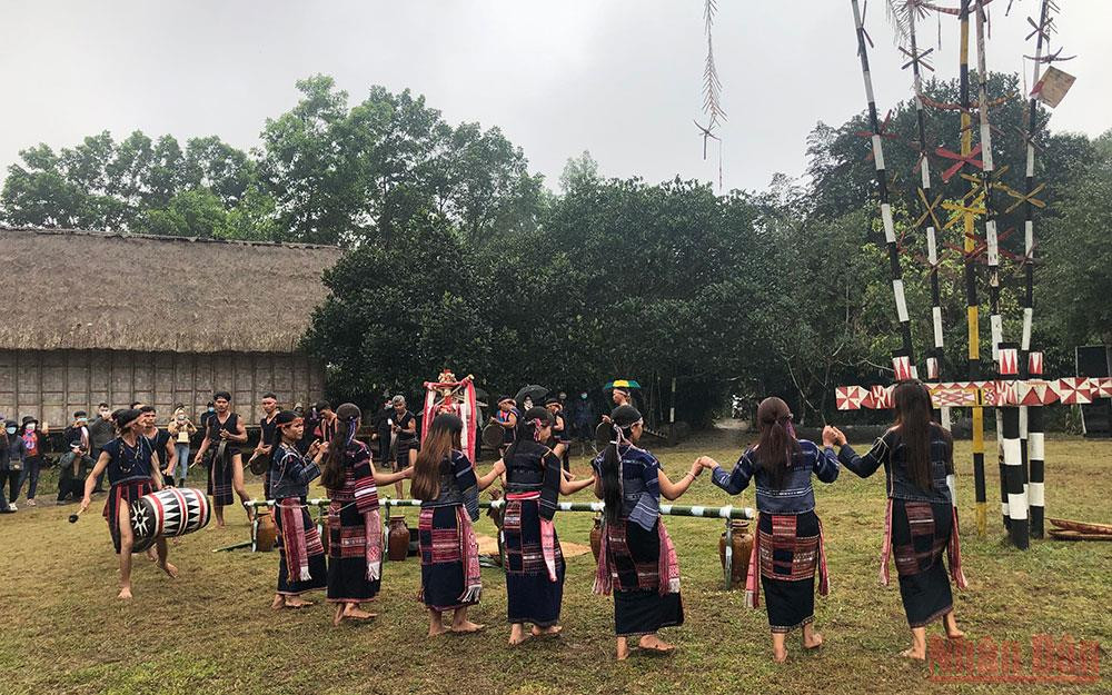 Tiết mục dân ca dân vũ của đồng bào Ba Na. 205 đồng bào các dân tộc tham gia Ngày Văn hóa các dân tộc Việt Nam năm 2022 -0
