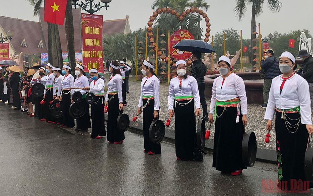 Đội cồng chiêng Mường trình diễn đón khách tại Làng Văn hóa.