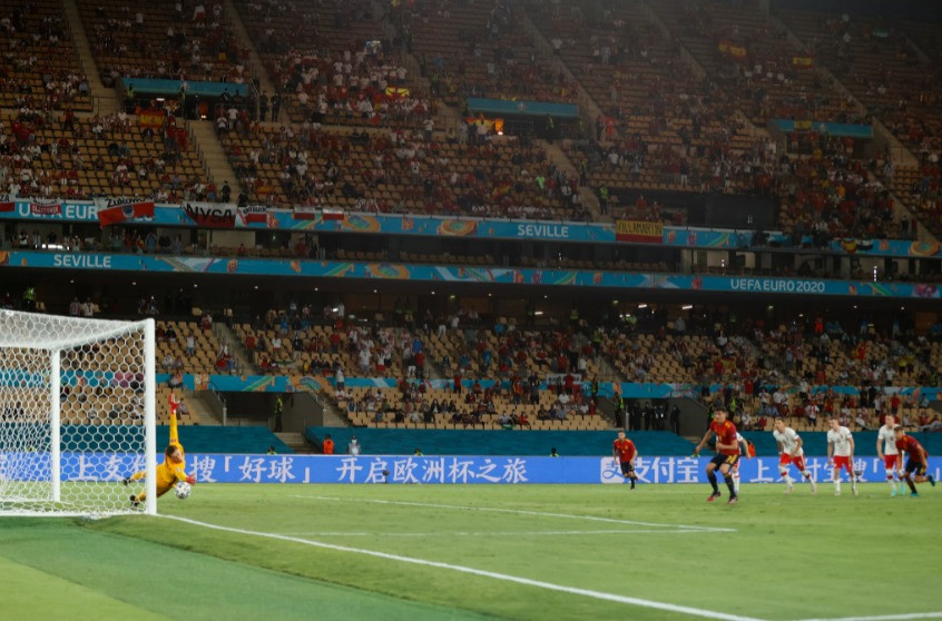Moreno thắng Szczesny từ chấm 11m nhưng vẫn còn đó cột dọc cứu thua cho Ba Lan. (Ảnh: UEFA) Phung phí cơ hội, Tây Ban Nha tiếp tục bị cầm hòa -0