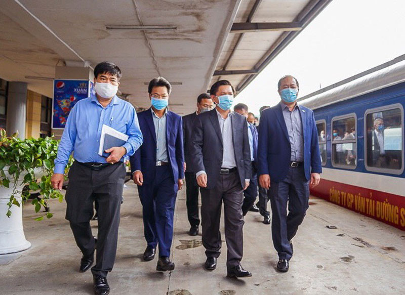 Kiểm tra công tác phòng dịch tại nhà ga, bến xe