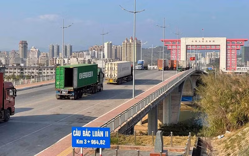 Hàng hóa thông quan qua cầu Bắc Luân II, thành phố Móng Cái, tỉnh Quảng Ninh. Ảnh: QUANG THỌ