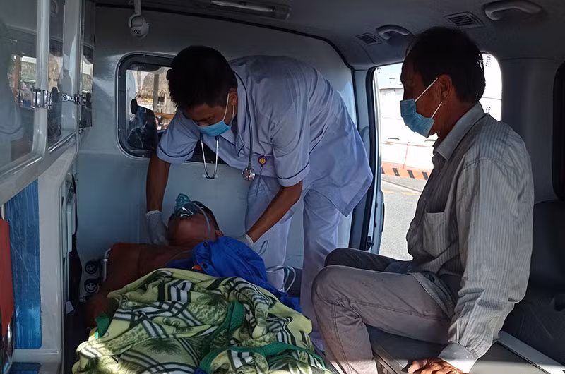 Cứu thuyền viên tàu cá bị tai nạn lao động