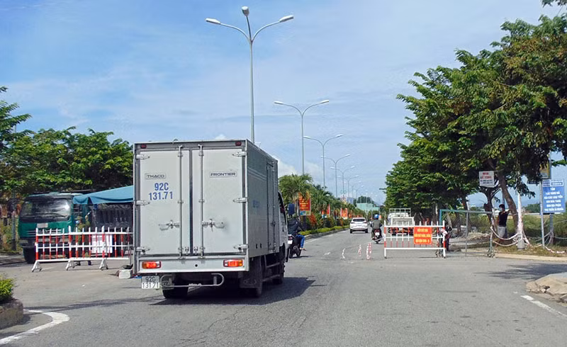 Tuyến phố chính của thị trấn Ái Nghĩa (huyện Đại Lộc) trước giờ kết thúc thực hiện cách ly xã hội .