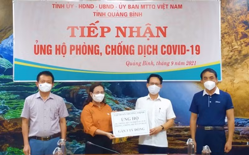 Đại diện Tập đoàn Trường Thịnh (bên phải ảnh) hỗ trợ 1 hệ thống máy xét nghiệm SARS-CoV-2 cho tỉnh Quảng Bình.