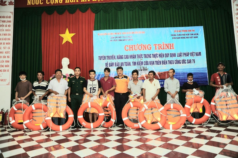 Các ngư dân nhận quà từ Ban tổ chức. Nâng cao kỹ năng xử lý sự cố trên biển cho ngư dân, giảm rác thải nhựa -0