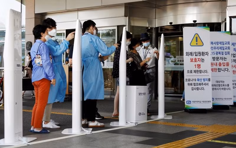 Khách vào một bệnh viện tại Seoul phải điền mẫu khai báo y tế. (Ảnh: Reuters)