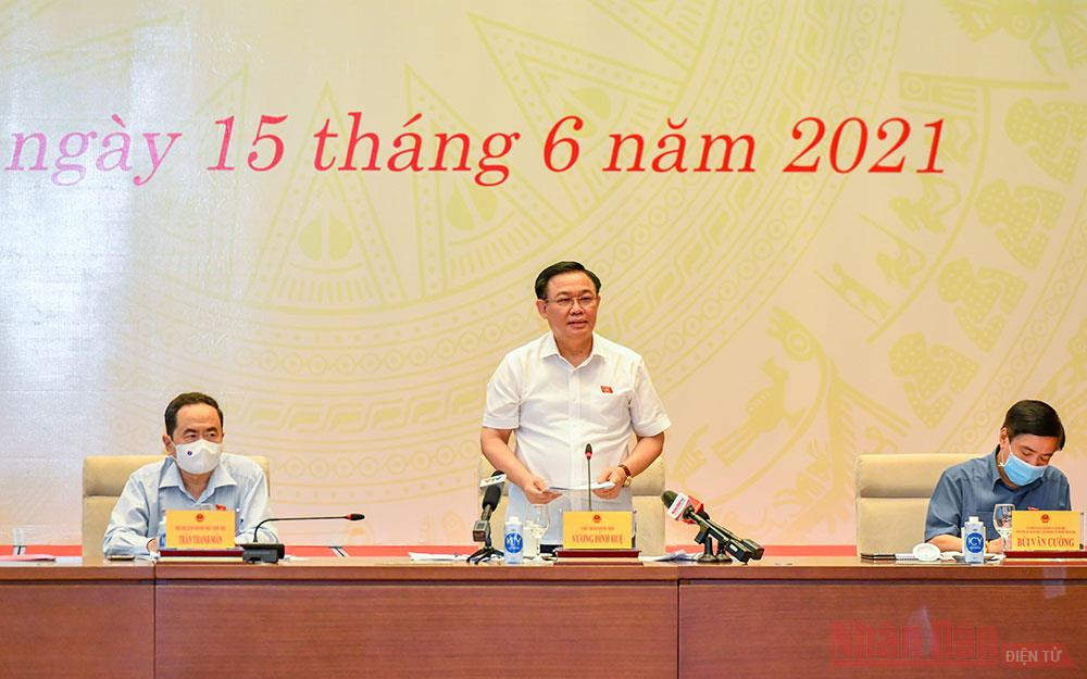 Chủ tịch Quốc hội Vương Đình Huệ phát biểu ý kiến tại buổi làm việc. 