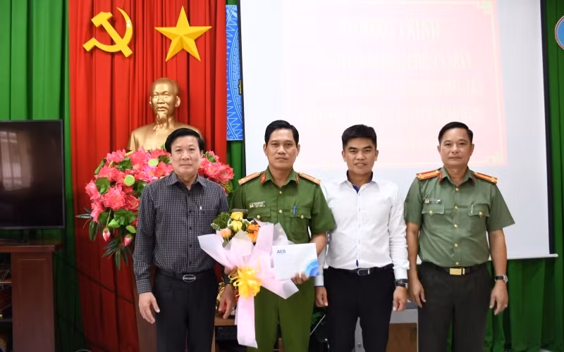 Đồng chí Nguyễn Văn Nhựt, Phó Giám đốc Ngân hàng Nhà nước Việt Nam chi nhánh Tiền Giang và đồng chí Nguyễn Hồng Khắc, Phó Giám đốc Công an Tiền Giang trao hoa, quà cho tập thể Công an TP Mỹ Tho.