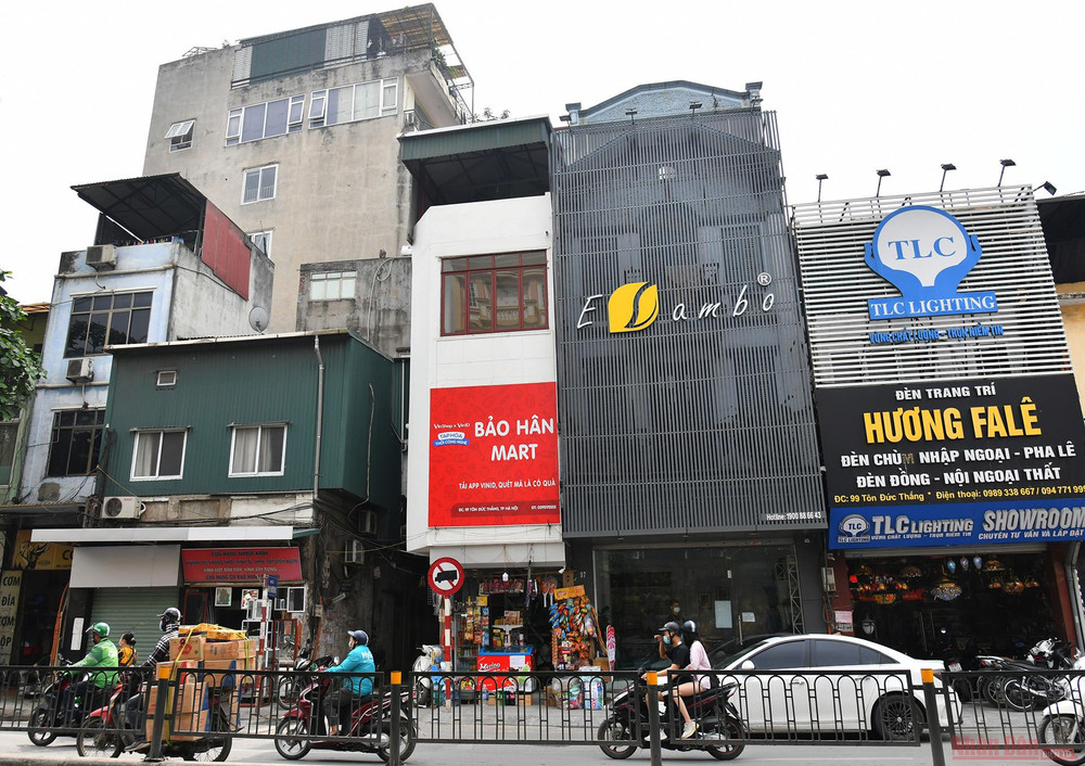 Đây thực sự là nỗi lo thường trực bởi nhà dạng hình ống thường chỉ có một lối đi, khó thoát hiểm khi xảy ra cháy nổ. 2_nha_ong-1617856163513.jpg