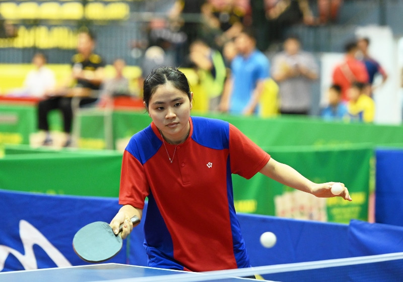 Thi đấu ngày càng tự tin, ổn định, Hoa khôi Giải bóng bàn Báo Nhân Dân lần thứ 36 Chung Thị Mỹ Huyền (Tây Ninh) tiến bộ qua từng trận đấu. “Hoa khôi” bên bàn bóng -0