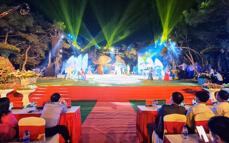 Một tiết mục trong Lễ hội tình yêu - hòn Trống Mái.