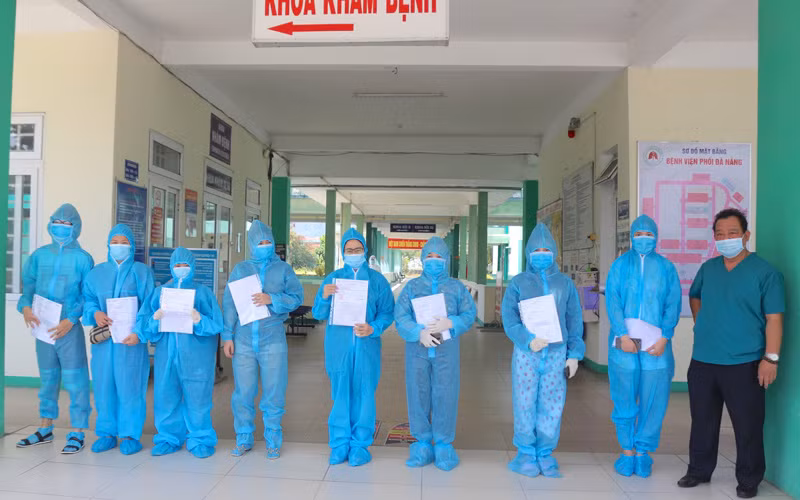 Tám bệnh nhân tại Bệnh viện Phổi Đà Nẵng ra viện sáng 6-6.