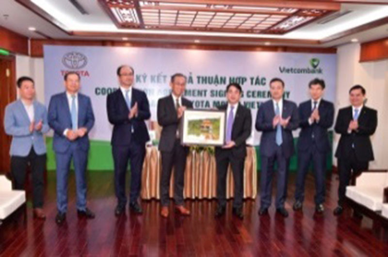 Toyota VN tặng quà kỷ niệm Vietcombank. Vietcombank và Toyota Motor Việt Nam ký kết Thỏa thuận Hợp tác -0