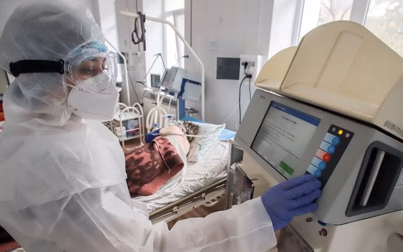 Điều trị bệnh nhân Covid-19 tại phòng chăm sóc đặc biệt. (Nguồn: RIA-Novosti)