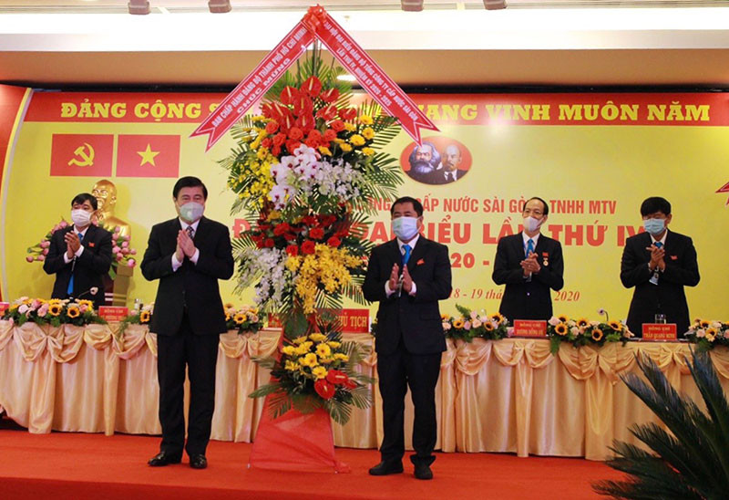 Chủ tịch UBND TP Hồ Chí Minh Lê Thành Phong (bìa trái) tham dự và tặng hoa chúc mừng của Ban Chấp hành Đảng bộ TP Hồ Chí Minh tại Đại hội Đại biểu đảng bộ Sawaco. TP Hồ Chí Minh giảm nhanh tỷ lệ thất thoát nước, hiện đại hóa công nghệ cung cấp nước sạch -0