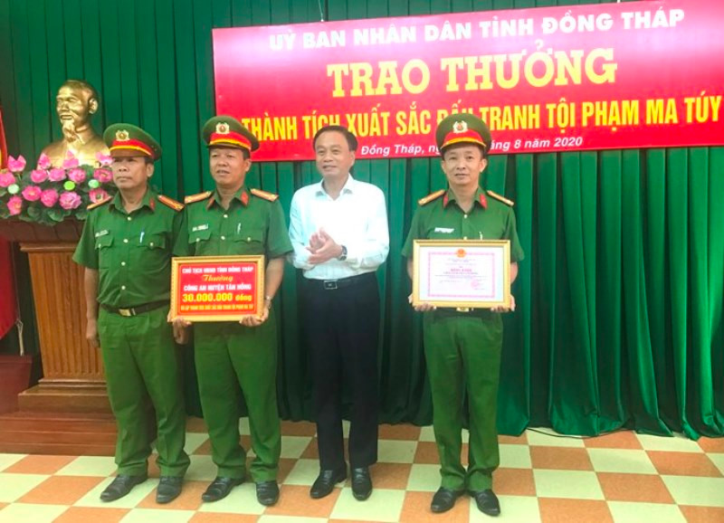 Chủ tịch UBND tỉnh Đồng Tháp Nguyễn Văn Dương khen thưởng Công an huyện Tân Hồng. Đấu tranh với tội phạm tuyến biên giới trong mùa dịch Covid-19 -0