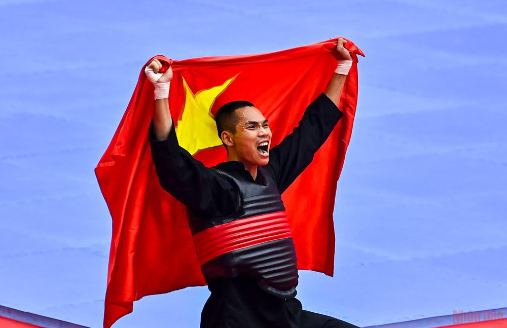 Võ sĩ Trần Đình Nam vừa giành Huy chương Vàng pencak silat hạng 70 đến 75kg. (Ảnh: DUY LINH) Cập nhật SEA Games 31 ngày 16/5: Bắn súng Việt Nam có Huy chương đầu tiên -0